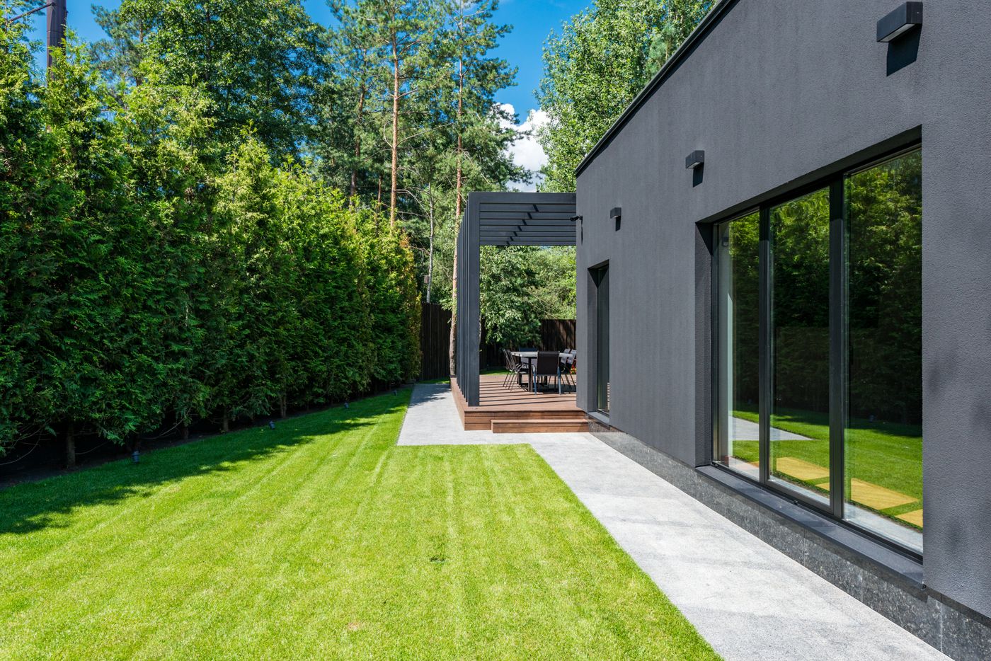 Maison contemporaine et aménagement extérieur