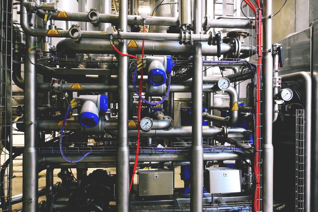 Équipements dans un environnement industriel